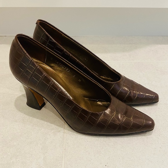 Two inch leather Arnold Churgin vintage heels 🇨🇦 Barely worn/like-new - Picture 3 of 3